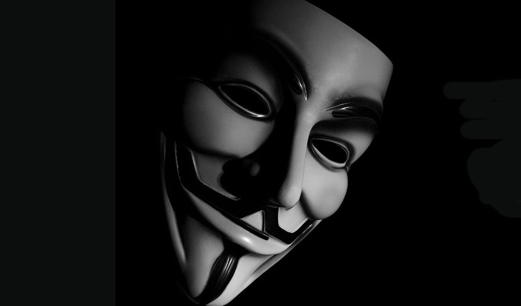 Depois de tirar bancos e até o FBI do ar, Anonymous agora ataca governos