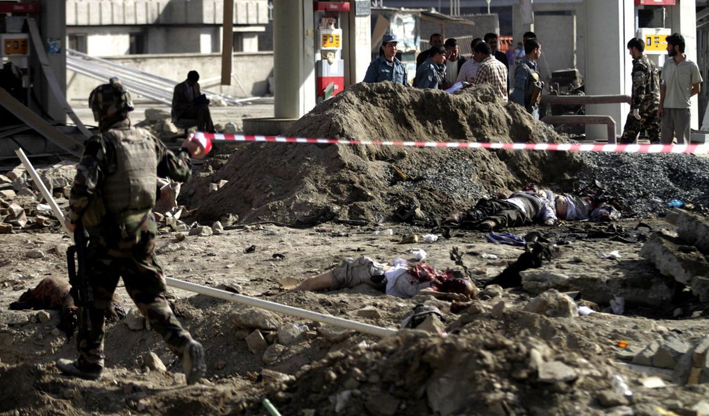 Mulher-bomba mata 12 no Afeganistão