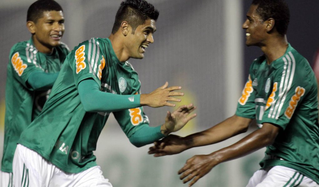Palmeiras bate Atlético-PR e avança na Copa do Brasil