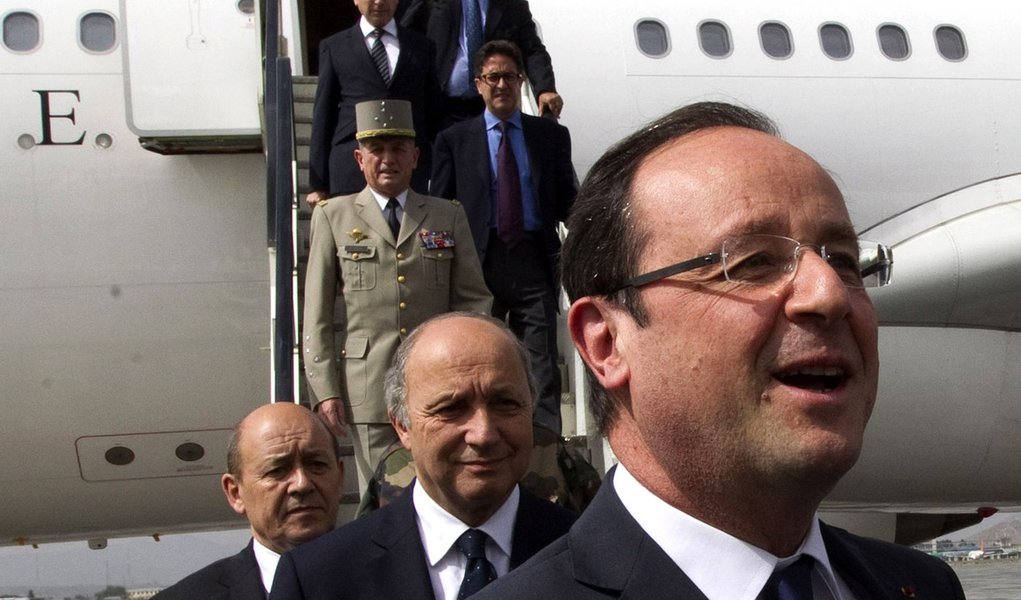 François Hollande faz visita surpresa ao Afeganistão