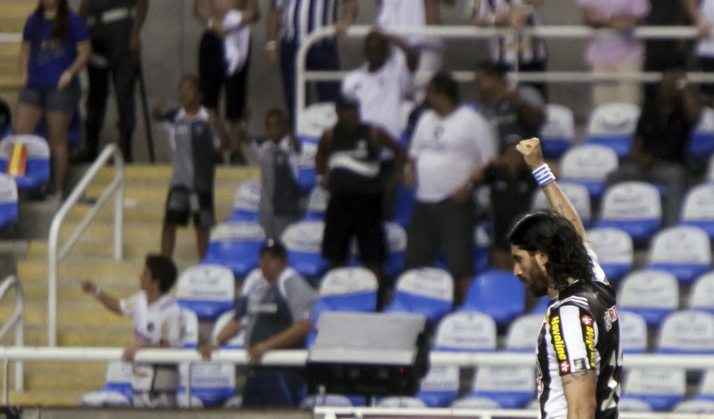 Botafogo afunda Cruzeiro e iguala Corinthians