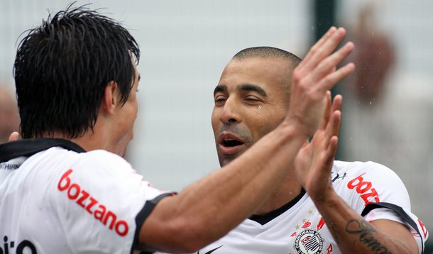 Na raça, Corinthians vence e volta ao topo