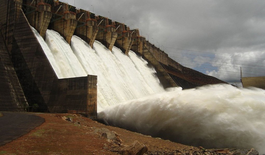 Furnas demitirá 35% de seus funcionários