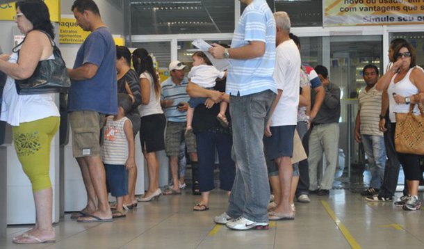 Bancários se reúnem para organizar greve