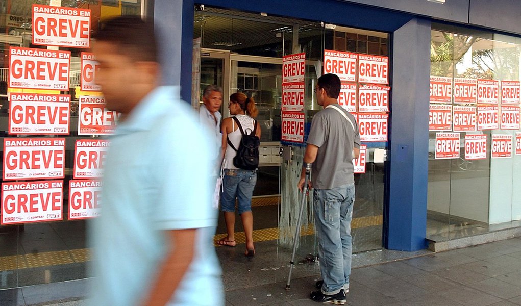 Bancários iniciam greve em todo o Estado