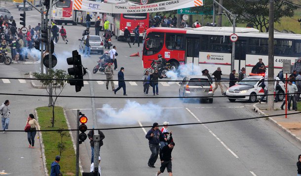 PM usa bombas e balas de borracha para dispersar usuários de metrô 