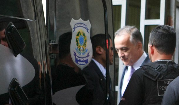 Silêncio de Cachoeira leva CPI a nova estratégia