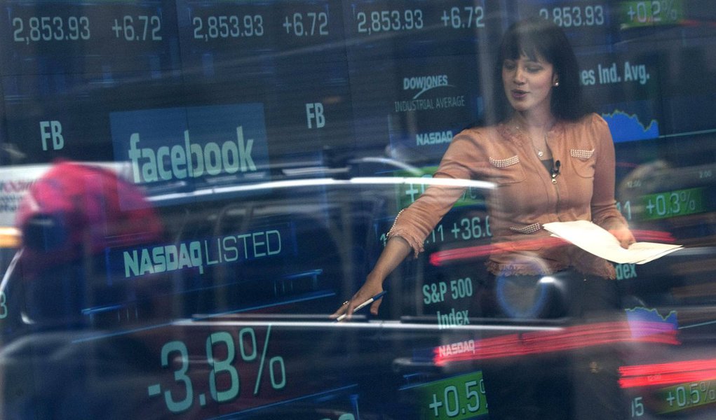 Facebook despenca na bolsa e IPO é investigado