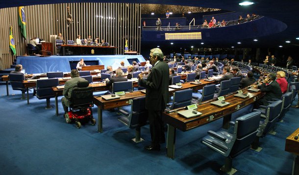 Votação sobre ida de Mantega ao Congresso é adiada