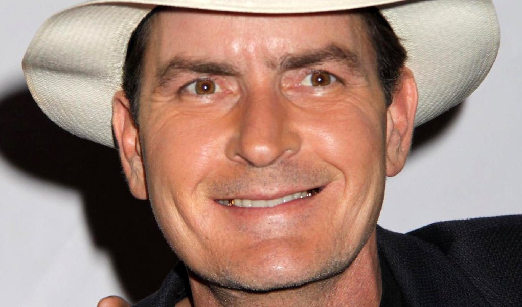 Charlie Sheen assina acordo para nova série em 2012