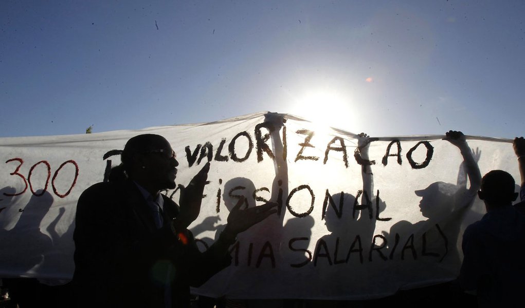 Greve faz Dilma rever direitos dos servidores