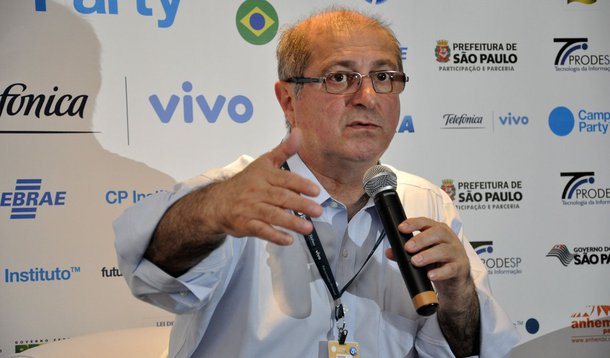 Ministro quer smartphone e banda larga mais baratos