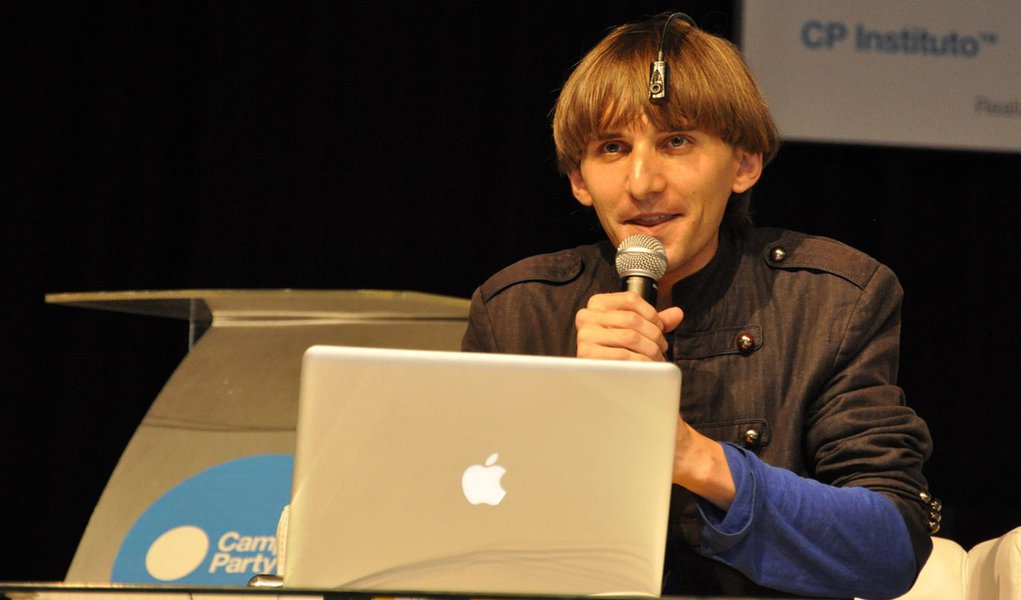 Campus Party: ciborgue real ouve o som das cores