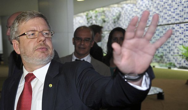 Maia alivia para Mantega e descarta convocação