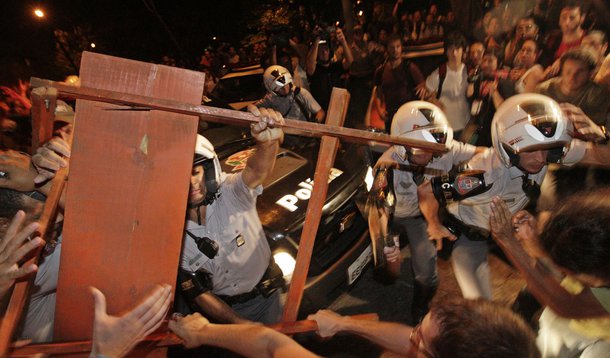 Estudantes invadem prédios da USP