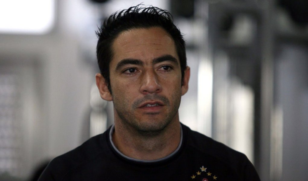 Zagueiro Chicão é internado com suspeita de pneumonia