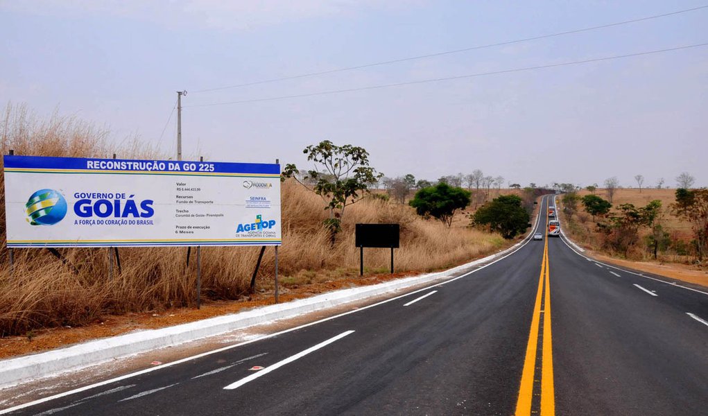 Governo entrega reconstrução da rodovia GO-225