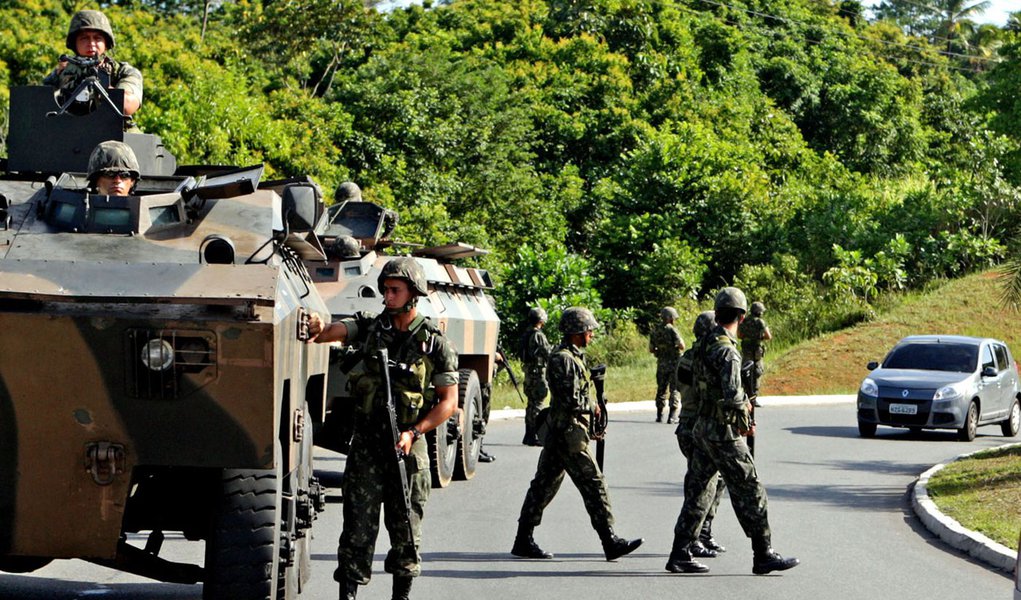 Ministro oferece reforço ao Exército na Bahia