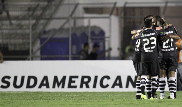Vasco goleia por 8 a 3 e avança na Copa Sul-Americana