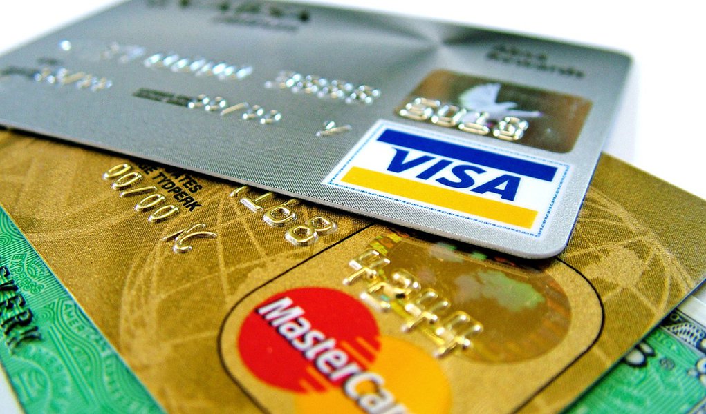 Brasileiros compraram menos no crédito em abril