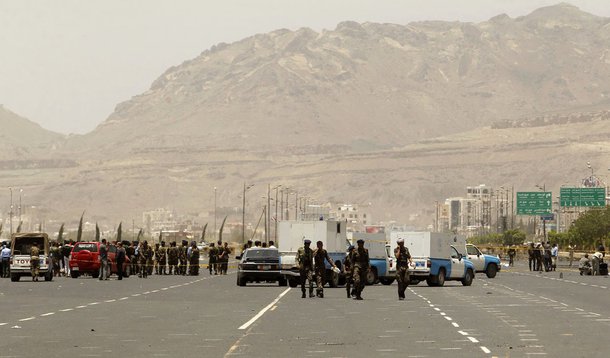 No Iêmen, homem-bomba mata quase 100 pessoas