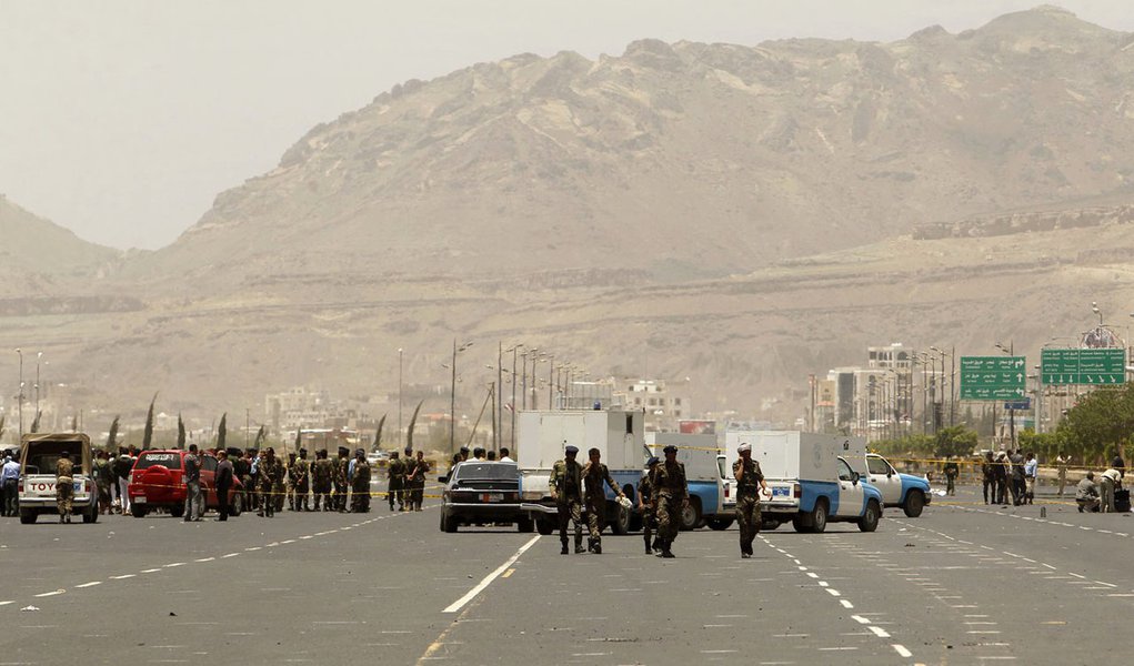 No Iêmen, homem-bomba mata quase 100 pessoas