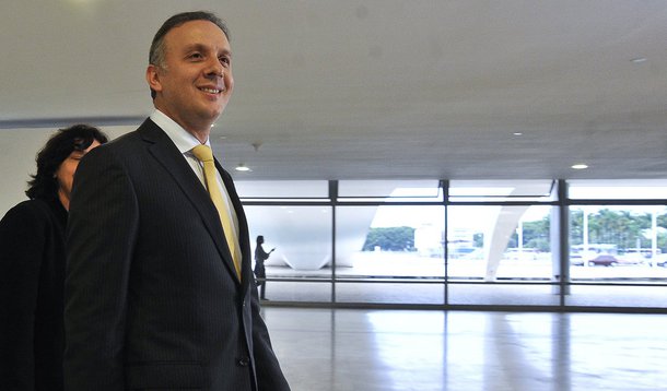Dilma pede atitude republicana a novo ministro