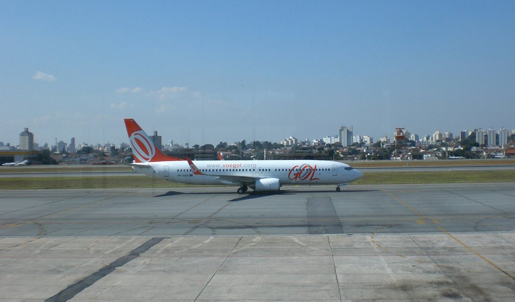 Pneu de avião da Gol fura no pouso; Congonhas fecha