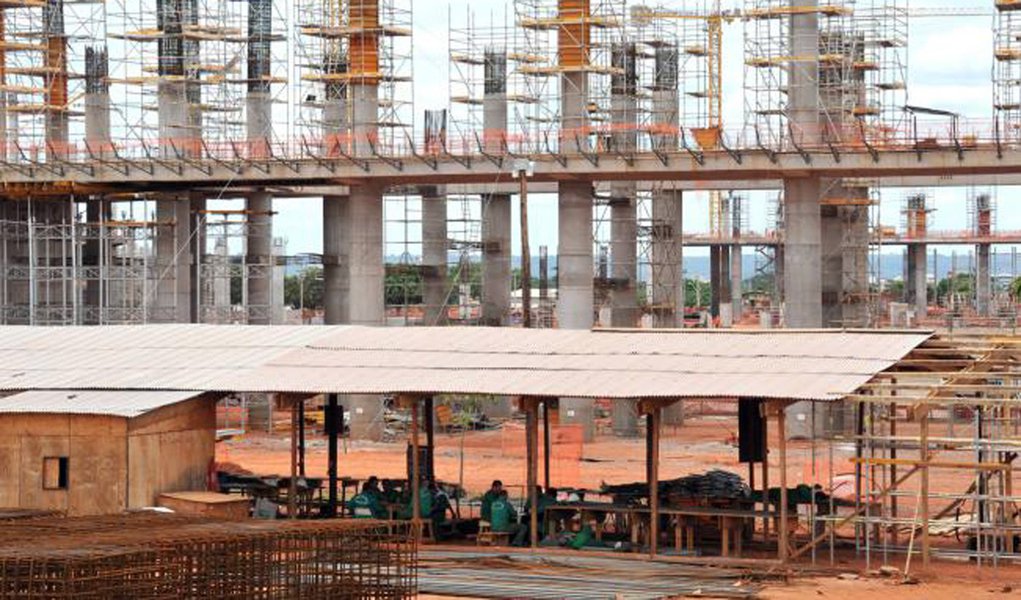 Operários retomam obras no Estádio Nacional, de Brasília