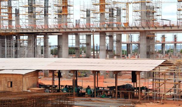 Operários retomam obras no Estádio Nacional, de Brasília