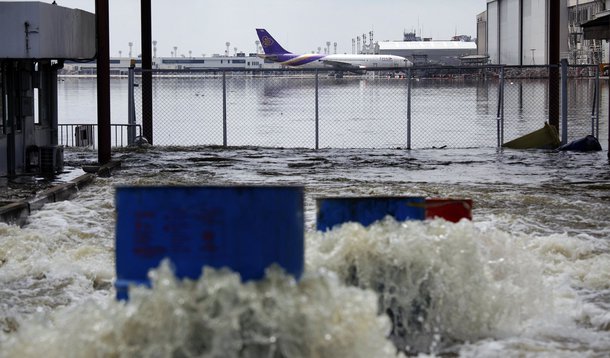 Enchentes fecham segundo maior aeroporto de Bangcoc