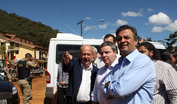 Aécio, agora no Paraná, segue périplo pelo país