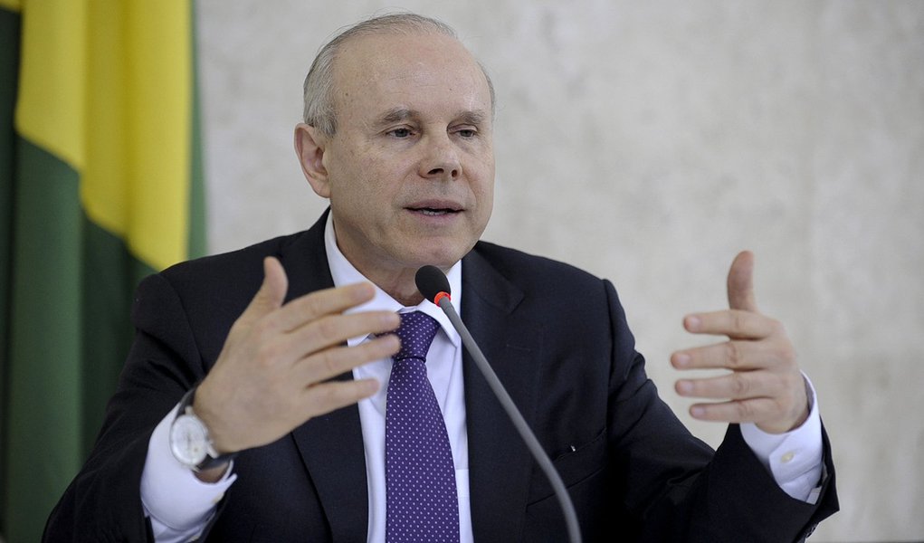 Mantega anuncia incentivos à produção e compra de carros