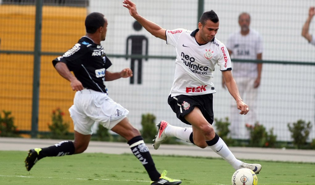 Corinthians só empata com Bragantino e perde a liderança