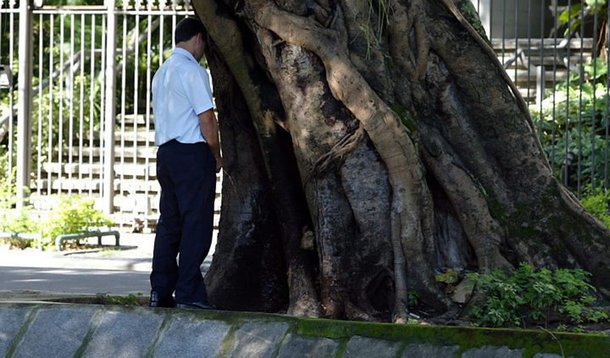 Urinar nas ruas do Rio dá cadeia