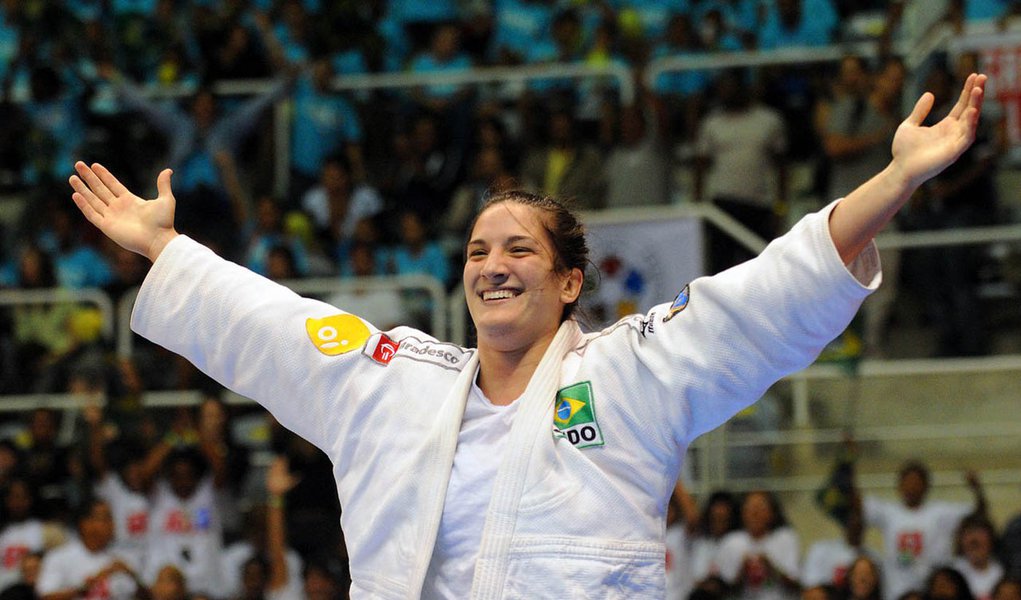Mayra Aguiar leva ouro em Paris