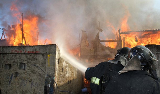 Incêndio destroi 60 barracos e mata dois carbonizados em São Paulo