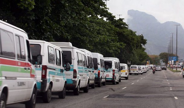 Paes ataca máfia de vãs de milicianos: 43 apreendidas