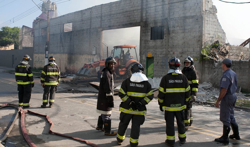 Incêndio atinge galpão em Guarulhos