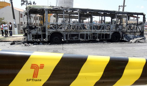 Ônibus são incendiados na zona leste de São Paulo