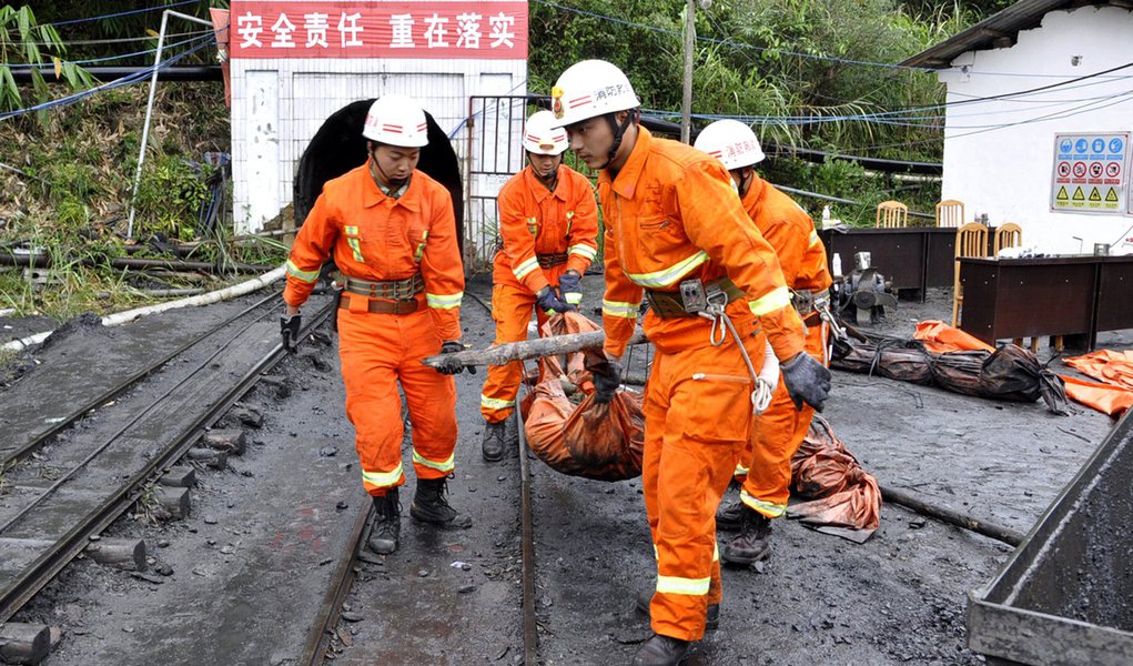 China confirma a morte de 13 mineradores presos em mina