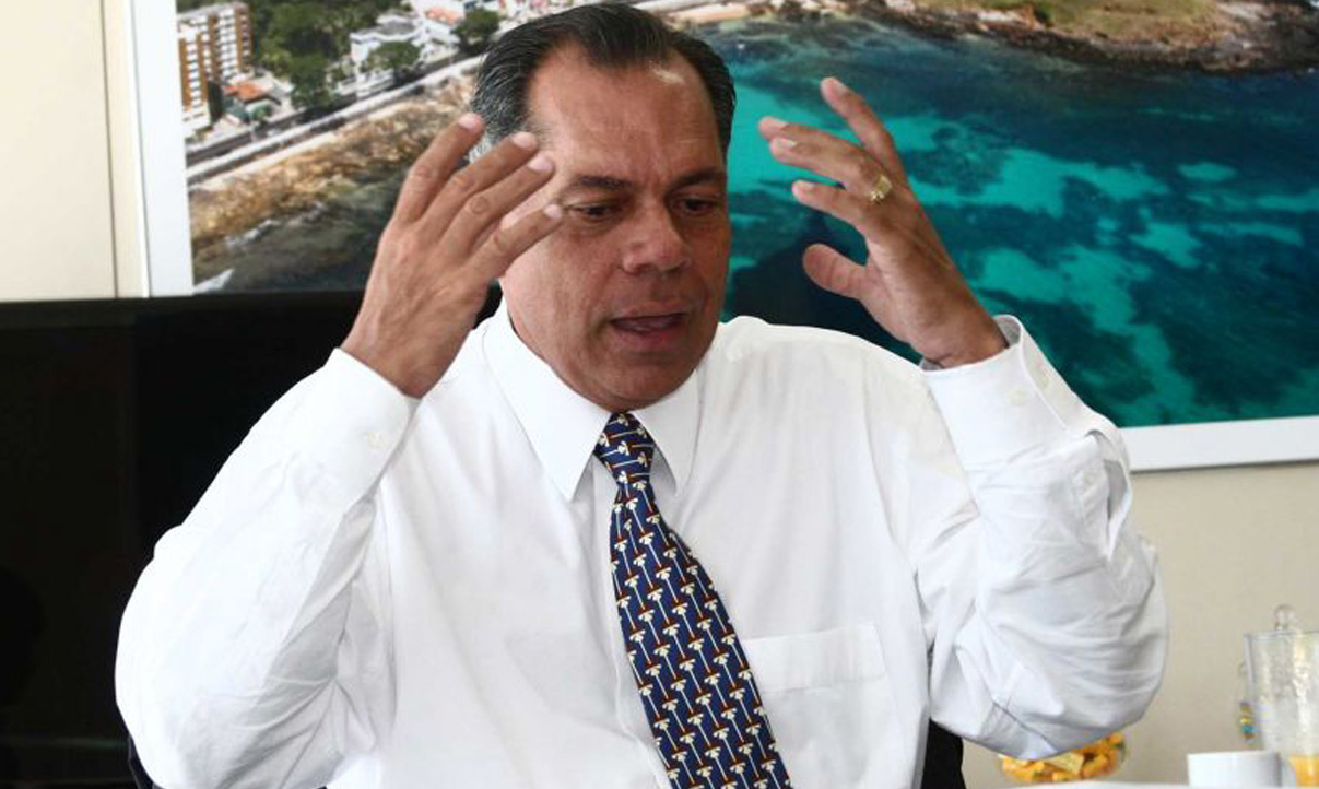 João culpa secretários por rejeição de suas contas