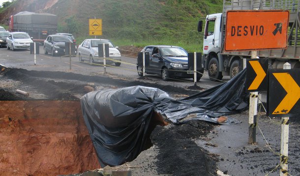 Sobe para oito número de mortos pelas chuvas em MG