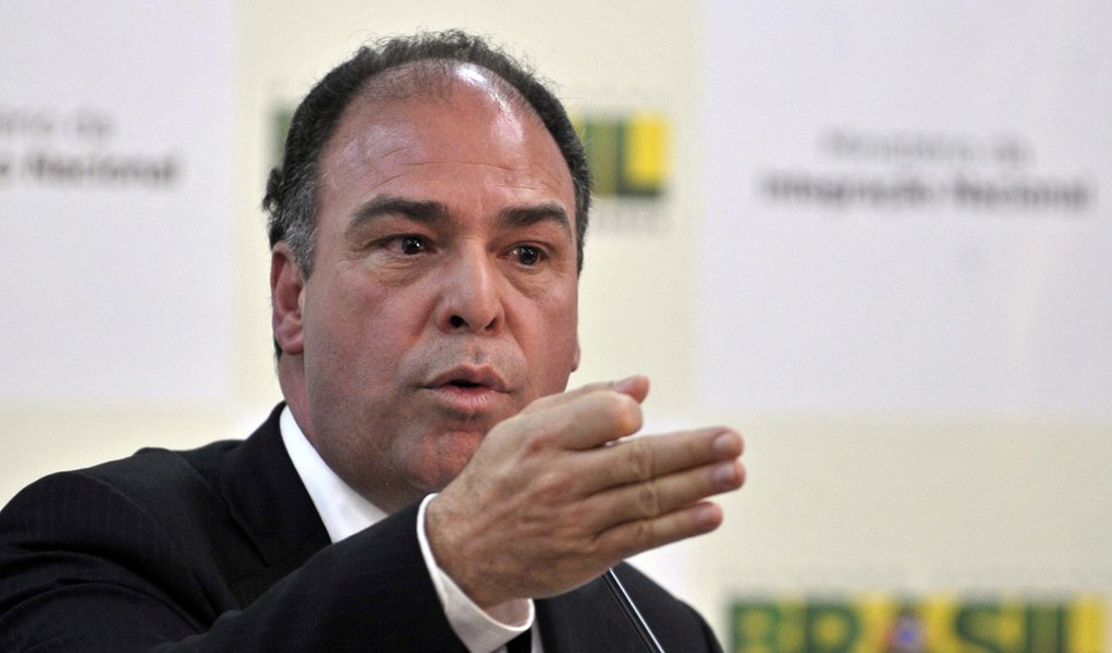 Bezerra passa a bola para Mario Negromonte