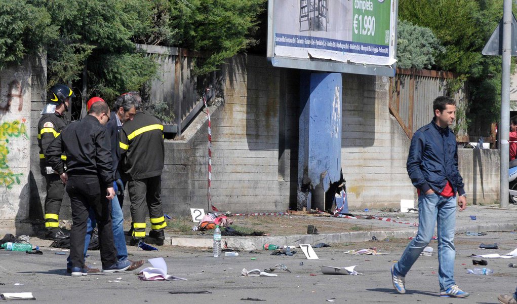 Explosões em escola da Itália levantam suspeitas sobre atentado da máfia