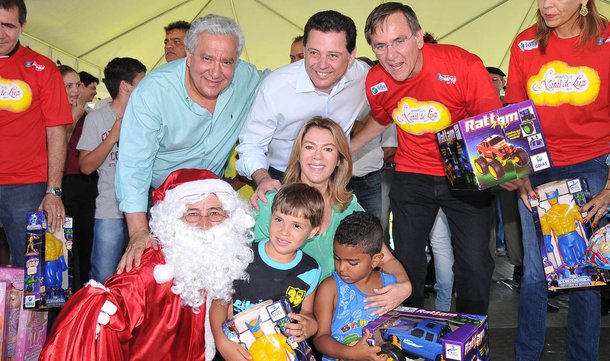 Perillo entrega brinquedos em Aparecida e Anápolis