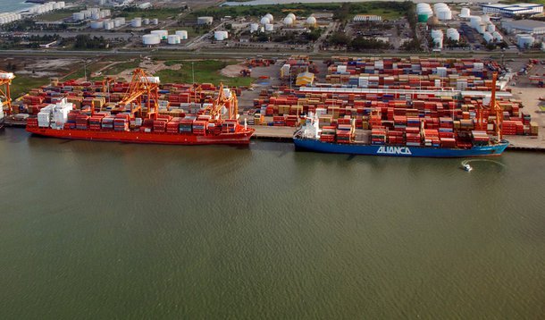 Navios voltam a atracar no Porto de Suape, em Pernambuco