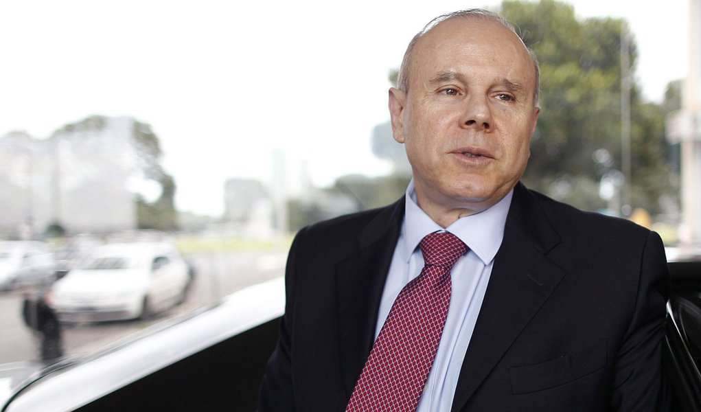 Mantega faz duras críticas aos bancos privados 