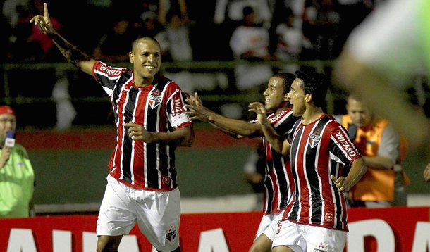 São Paulo goleia e evita jogo de volta