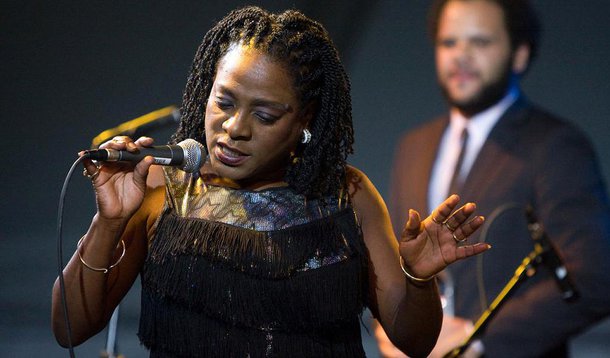 Sharon Jones descobre câncer e adia lançamento de álbum